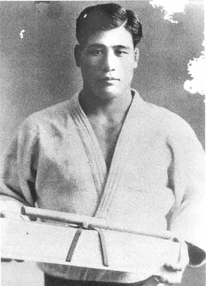 foto: Kimura získal od Japonského císaře tradiční obřadní samurajskou dýku Tanto